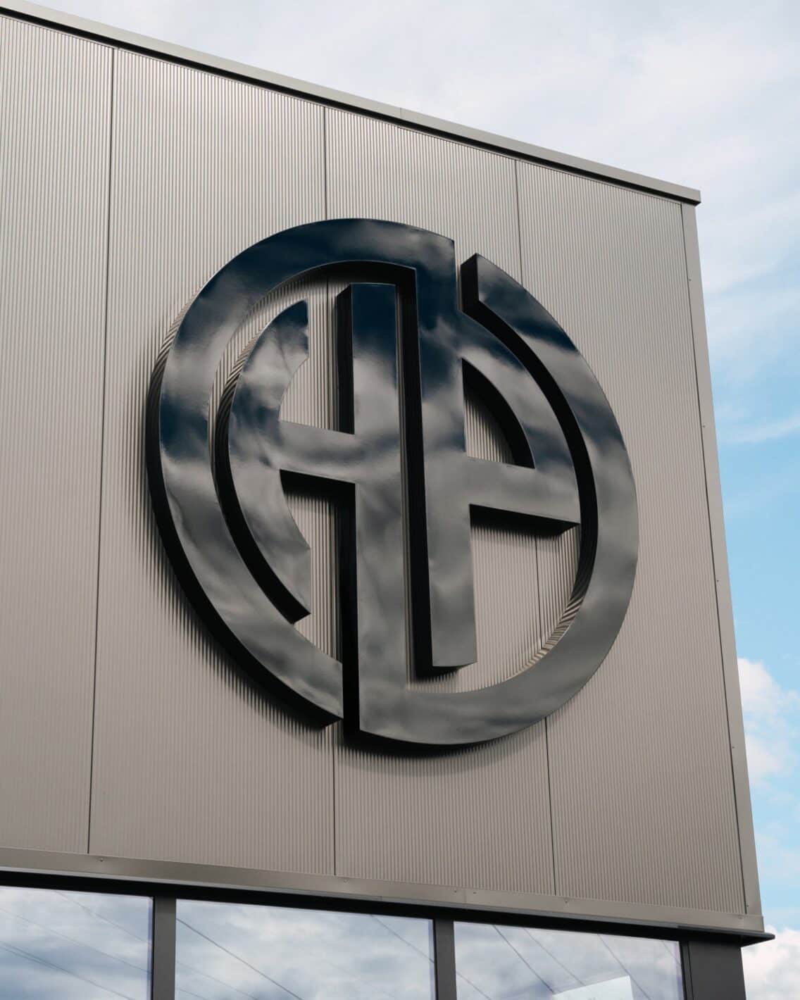 Houtenplaten Logo Voorgevel